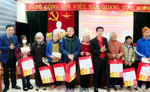 Tặng qu&agrave; cho người c&oacute; ho&agrave;n cảnh kh&oacute; khăn ở Kim Sơn v&agrave; Y&ecirc;n Kh&aacute;nh