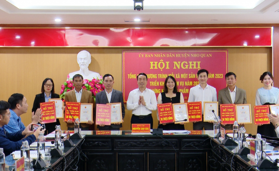 Nho Quan trao giấy chứng nhận sản phẩm OCOP năm 2023
