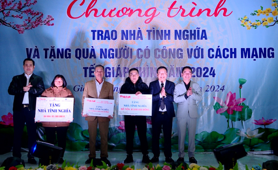 Trao nh&agrave; t&igrave;nh nghĩa v&agrave; tặng qu&agrave; nh&acirc;n dịp Tết