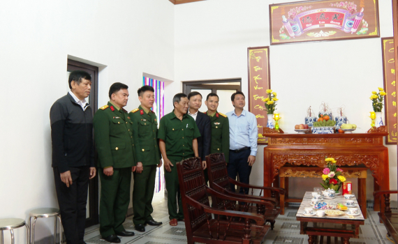 Ban CHQS huyện Hoa Lư kh&aacute;nh th&agrave;nh v&agrave; b&agrave;n giao nh&agrave; t&igrave;nh nghĩa cho thương binh