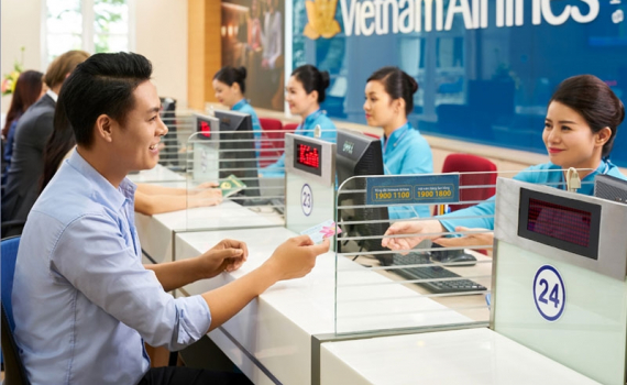 An to&agrave;n giao th&ocirc;ng: Cẩn trọng với v&eacute; m&aacute;y bay giả, &ugrave;n tắc tại s&acirc;n bay dịp cao điểm