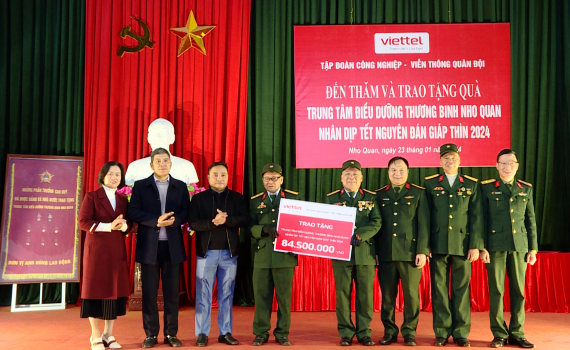 Viettel Ninh B&igrave;nh thăm, tặng qu&agrave; Trung t&acirc;m Điều dưỡng Thương binh Nho Quan