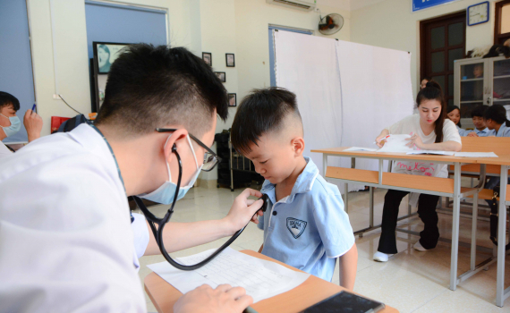Bộ Nội vụ đưa vị tr&iacute; nh&acirc;n vi&ecirc;n Y tế học đường nằm trong nh&oacute;m chuy&ecirc;n m&ocirc;n d&ugrave;ng chung