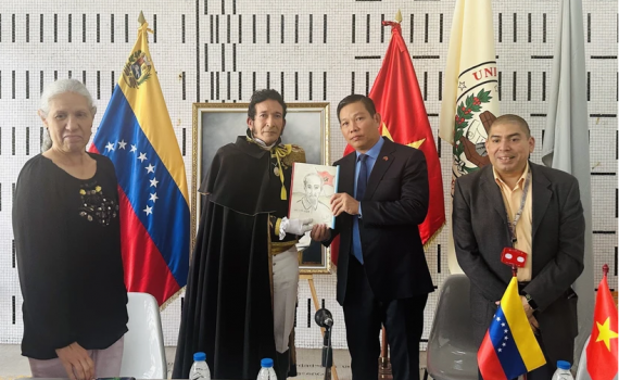 Học giả Venezuela đ&aacute;nh gi&aacute; cao th&agrave;nh tựu của Đảng Cộng sản Việt Nam