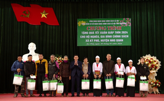 Ng&acirc;n h&agrave;ng CSXH tỉnh, Agribank chi nh&aacute;nh Ninh B&igrave;nh tặng qu&agrave; Tết cho hộ ngh&egrave;o nh&acirc;n dịp Tết Nguy&ecirc;n đ&aacute;n Gi&aacute;p Th&igrave;n