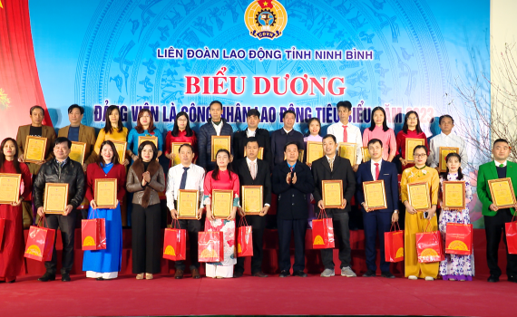 Hội nghị gặp mặt, biểu dương đảng vi&ecirc;n l&agrave; c&ocirc;ng nh&acirc;n, lao động ti&ecirc;u biểu
