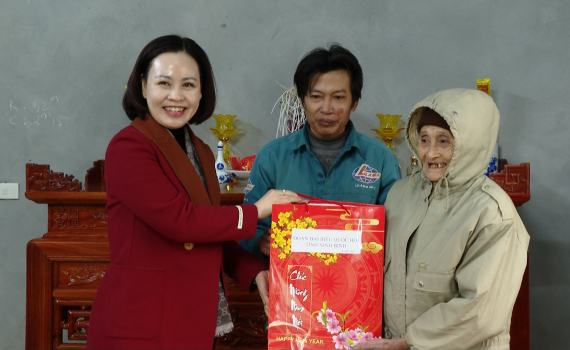 L&atilde;nh đạo Đo&agrave;n ĐBQH tỉnh thăm, tặng qu&agrave; nh&acirc;n dịp Tết Nguy&ecirc;n đ&aacute;n Gi&aacute;p Th&igrave;n