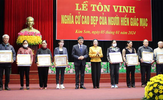 Trưởng Ban C&ocirc;ng t&aacute;c đại biểu Nguyễn Thị Thanh dự Lễ t&ocirc;n vinh nghĩa cử cao đẹp của người hiến gi&aacute;c mạc
