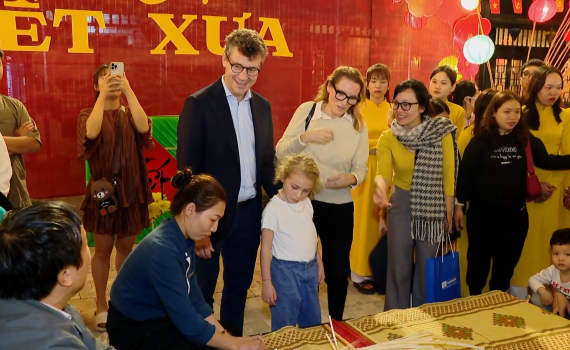 Độc đ&aacute;o "Kh&ocirc;ng gian chợ Tết xưa" giữa l&ograve;ng th&agrave;nh phố Ninh B&igrave;nh