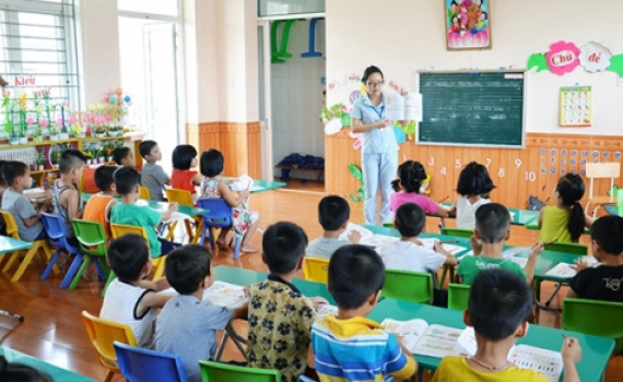 Chỉ thị của Bộ Ch&iacute;nh trị về c&ocirc;ng t&aacute;c phổ cập gi&aacute;o dục, gi&aacute;o dục bắt buộc, xo&aacute; m&ugrave; chữ cho người lớn v&agrave; đẩy mạnh ph&acirc;n luồng học sinh trong gi&aacute;o dục phổ th&ocirc;ng