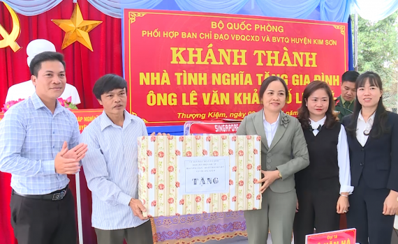 Kh&aacute;nh th&agrave;nh, b&agrave;n giao nh&agrave; t&igrave;nh nghĩa tặng gia đ&igrave;nh &ocirc;ng L&ecirc; Văn Khải l&agrave; Bố liệt sỹ tại x&atilde; Thượng Kiệm