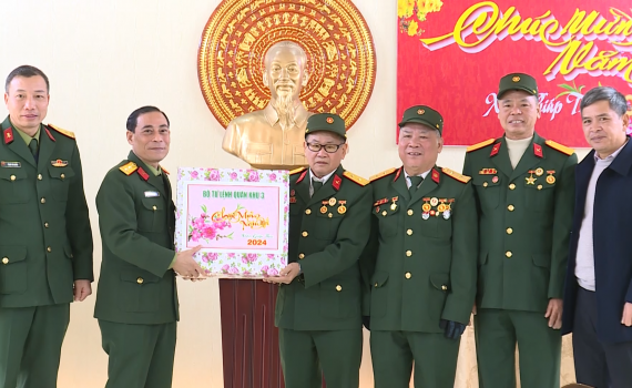  Bộ Tư lệnh Qu&acirc;n khu 3 thăm, tặng qu&agrave; Trung t&acirc;m Điều dưỡng thương binh Nho Quan