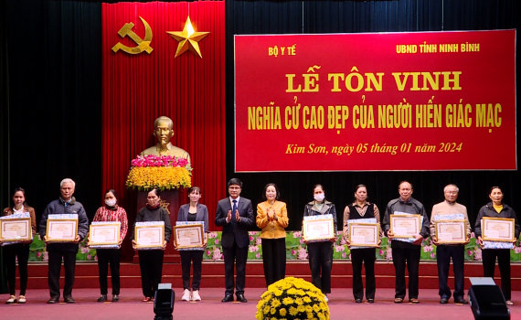 T&ocirc;n vinh nghĩa cử cao đẹp của người hiến gi&aacute;c mạc