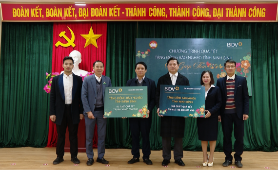 Ng&acirc;n h&agrave;ng BIDV tặng qu&agrave; tết cho  hộ ngh&egrave;o