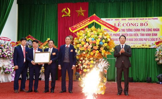 Lễ c&ocirc;ng bố Quyết định của Thủ tướng Ch&iacute;nh phủ về việc c&ocirc;ng nhận Gia Phong l&agrave; x&atilde; An to&agrave;n khu