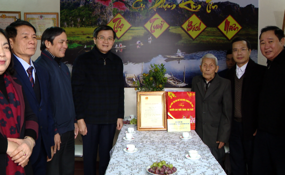 C&aacute;c đồng ch&iacute; l&atilde;nh đạo tỉnh thăm, tặng qu&agrave; nh&acirc;n dịp Tết Nguy&ecirc;n đ&aacute;n Gi&aacute;p Th&igrave;n