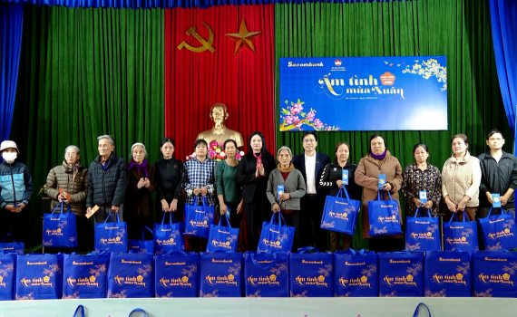 Sacombank Ninh B&igrave;nh tặng qu&agrave; Tết cho c&aacute;c gia đ&igrave;nh c&oacute; ho&agrave;n cảnh kh&oacute; khăn