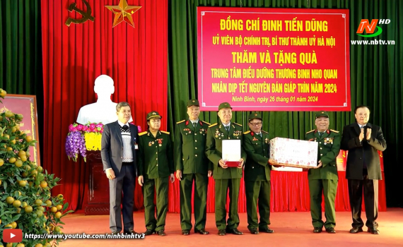 Đồng ch&iacute; Đinh Tiến Dũng, B&iacute; thư Th&agrave;nh uỷ H&agrave; Nội thăm, tặng qu&agrave; tết cho gia đ&igrave;nh ch&iacute;nh s&aacute;ch, hộ ngh&egrave;o v&agrave; c&ocirc;ng nh&acirc;n lao động c&oacute; ho&agrave;n cảnh kh&oacute; khăn tại Ninh B&igrave;nh