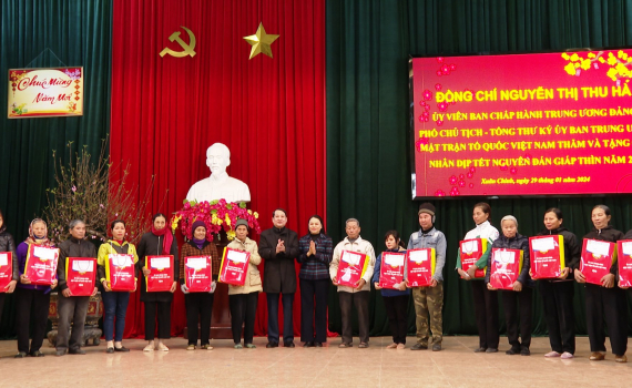 Đồng ch&iacute; Nguyễn Thị Thu H&agrave; thăm, tặng qu&agrave; nh&acirc;n dịp Tết Nguy&ecirc;n đ&aacute;n Gi&aacute;p Th&igrave;n 2024