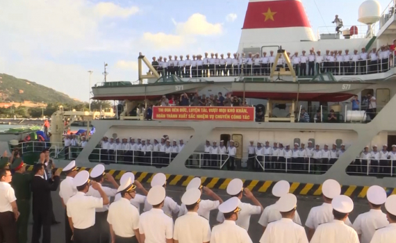 Đo&agrave;n c&ocirc;ng t&aacute;c thăm, ch&uacute;c Tết qu&acirc;n v&agrave; d&acirc;n huyện đảo Trường Sa rời qu&acirc;n cảng Cam Ranh