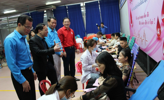 Chương tr&igrave;nh Hiến m&aacute;u t&igrave;nh nguyện &ldquo;Giọt hồng c&ocirc;ng nh&acirc;n&rdquo;