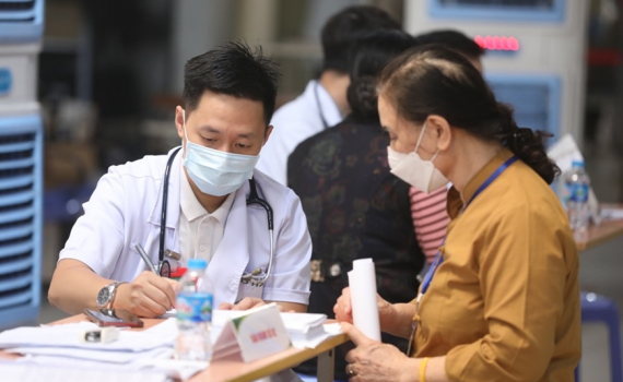 Bước tiến mới trong kh&aacute;m, chữa bệnh bằng bảo hiểm y tế