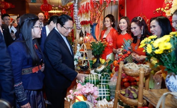 Thủ tướng Phạm Minh Ch&iacute;nh v&agrave; phu nh&acirc;n dự chương tr&igrave;nh Xu&acirc;n Qu&ecirc; hương với cộng đồng người Việt Nam tại Ba Lan