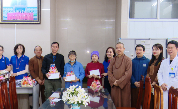 Ch&ugrave;a B&aacute;i Đ&iacute;nh tặng qu&agrave; Tết cho bệnh nh&acirc;n, người ngh&egrave;o nh&acirc;n dịp Tết Nguy&ecirc;n đ&aacute;n