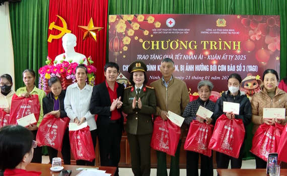 Nhiều đơn vị tổ chức thăm hỏi, tặng qu&agrave; nh&acirc;n dịp Tết Ất Tỵ