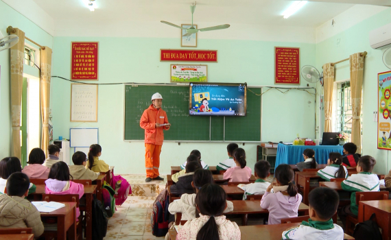 Điện lực Ninh B&igrave;nh: Đảm bảo an to&agrave;n sử dụng điện dịp Tết Nguy&ecirc;n đ&aacute;n