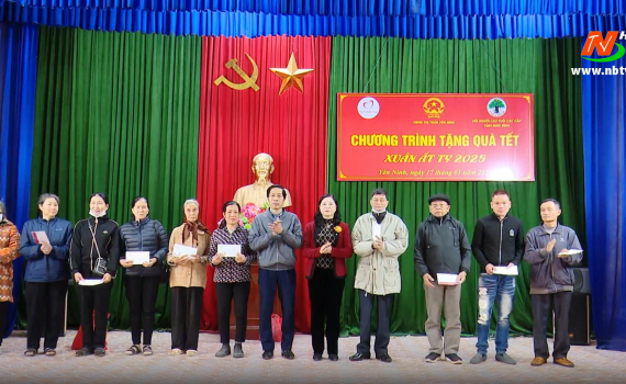 Tặng qu&agrave; cho người cao tuổi c&oacute; ho&agrave;n cảnh kh&oacute; khăn tại Y&ecirc;n Kh&aacute;nh
