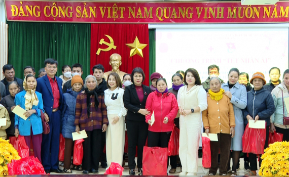 Hội Chữ thập đỏ huyện Nho Quan phối hợp tổ chức Chương tr&igrave;nh trao qu&agrave; &ldquo;Tết Nh&acirc;n &aacute;i&rdquo;