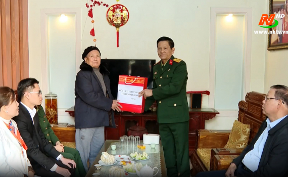 Hội Cựu chiến binh tỉnh tặng qu&agrave; Tết hội vi&ecirc;n c&oacute; ho&agrave;n cảnh kh&oacute; khăn
