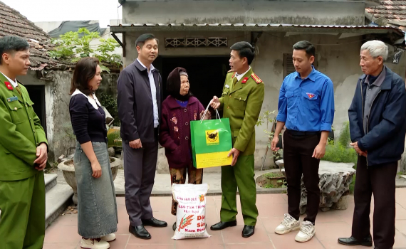 C&ocirc;ng ty Cổ phần B&igrave;nh Điền-Ninh B&igrave;nh phối hợp tặng qu&agrave; Tết cho c&aacute;c hộ c&oacute; ho&agrave;n cảnh kh&oacute; khăn