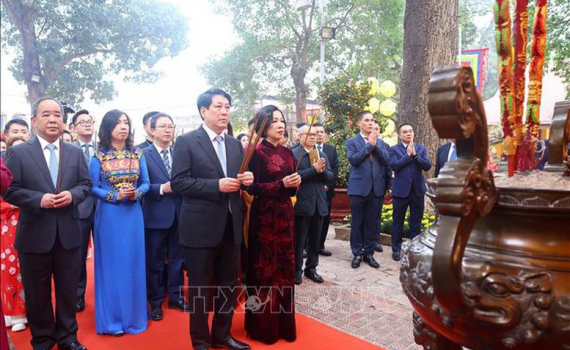 Chủ tịch nước Lương Cường c&ugrave;ng đại biểu kiều b&agrave;o d&acirc;ng hương tại Ho&agrave;ng th&agrave;nh Thăng Long