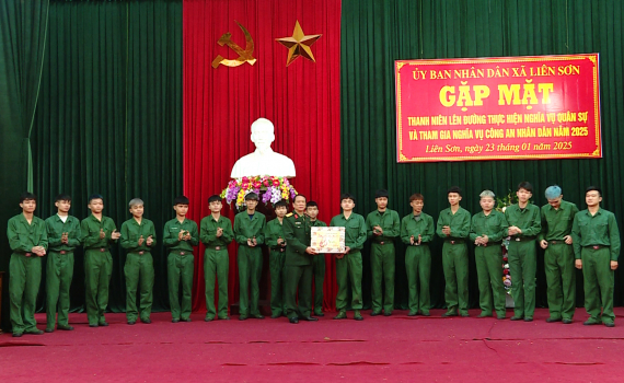 X&atilde; Li&ecirc;n Sơn gặp mặt thanh ni&ecirc;n trước khi l&ecirc;n đường nhập ngũ