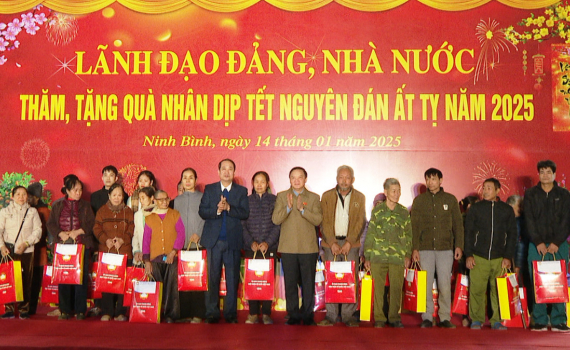 Ph&oacute; Chủ tịch Quốc hội Nguyễn Khắc Định thăm, tặng qu&agrave; nh&acirc;n dịp Tết Nguy&ecirc;n đ&aacute;n Ất Tỵ 2025