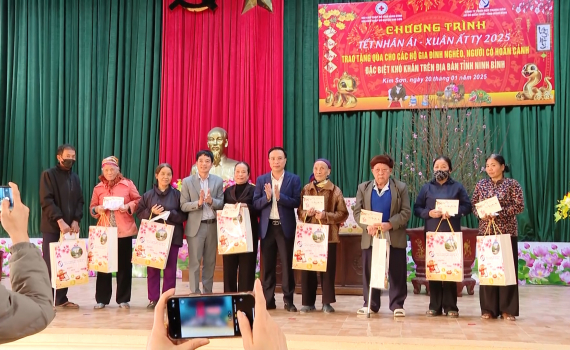 Hơn 160 suất qu&agrave; được trao cho c&aacute;c hộ ngh&egrave;o tại Chương tr&igrave;nh Tết Nh&acirc;n &aacute;i - Xu&acirc;n Ất Tỵ 2025