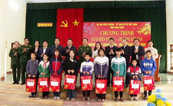Chương tr&igrave;nh &ldquo;Xu&acirc;n Bi&ecirc;n ph&ograve;ng - ấm l&ograve;ng d&acirc;n bản&rdquo;
