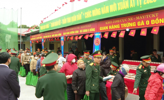 &lsquo;&lsquo;Phi&ecirc;n chợ 0 đồng&rsquo;&rsquo; thắm t&igrave;nh qu&acirc;n d&acirc;n