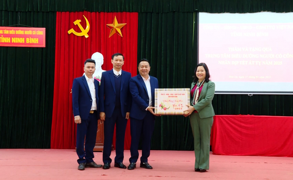 Đồng ch&iacute; Trưởng ban Tuy&ecirc;n gi&aacute;o Tỉnh ủy B&ugrave;i Mai Hoa thăm, tặng qu&agrave; Tết Nguy&ecirc;n đ&aacute;n Ất Tỵ
