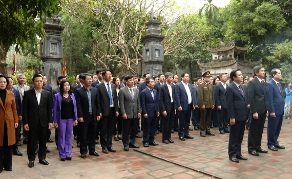 C&aacute;c đồng ch&iacute; l&atilde;nh đạo tỉnh Ninh B&igrave;nh d&acirc;ng hương nh&acirc;n dịp Tết Ất Tỵ 2025