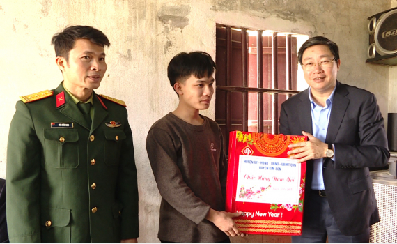 L&atilde;nh đạo huyện Kim Sơn thăm, tặng qu&agrave; nh&acirc;n dịp Tết Nguy&ecirc;n đ&aacute;n Ất Tỵ 2025