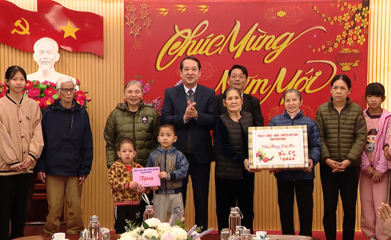 C&aacute;c đồng ch&iacute; l&atilde;nh đạo tỉnh thăm, tặng qu&agrave; nh&acirc;n dịp Tết Nguy&ecirc;n đ&aacute;n Ất Tỵ 2025
