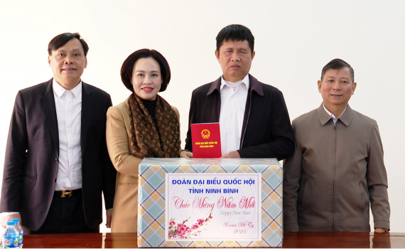 Đo&agrave;n đại biểu Quốc hội tỉnh thăm, tặng qu&agrave; nh&acirc;n dịp Tết Nguy&ecirc;n đ&aacute;n Ất Tỵ