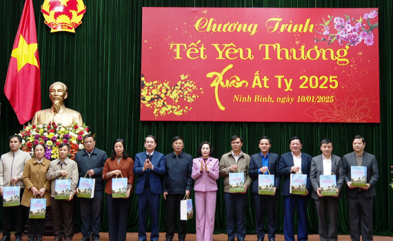Đồng ch&iacute; Ph&oacute; Chủ tịch Quốc hội Nguyễn Thị Thanh thăm, ch&uacute;c Tết v&agrave; tặng qu&agrave; tại tỉnh Ninh B&igrave;nh