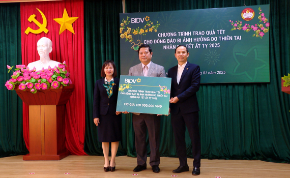 Ủy ban MTTQ Việt Nam tỉnh tiếp nhận qu&agrave; Tết