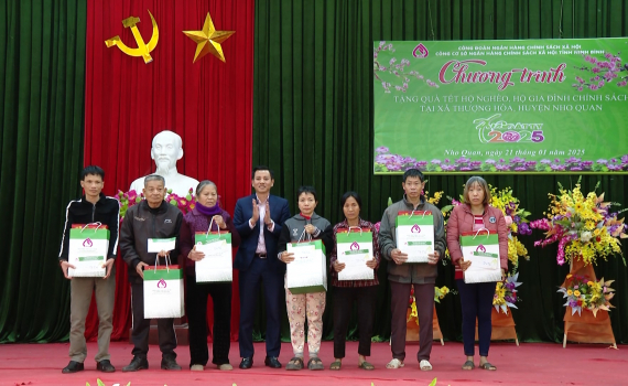 Ng&acirc;n h&agrave;ng Ch&iacute;nh s&aacute;ch x&atilde; hội tỉnh, Agribank chi nh&aacute;nh Ninh B&igrave;nh tặng qu&agrave; Tết cho người ngh&egrave;o