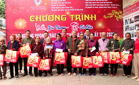 Hội Chữ thập đỏ tỉnh trao tặng qu&agrave; Tết cho người c&oacute; ho&agrave;n cảnh kh&oacute; khăn