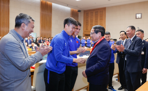 Thủ tướng gặp mặt ch&uacute;c mừng đội tuyển b&oacute;ng đ&aacute; quốc gia